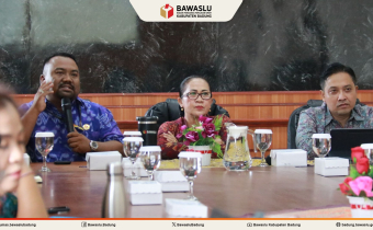 Anggota Bawaslu Kabupaten Badung, Rachmat Tamara sedang mempresentasikan kilas balik pengelolaan kehumasan Bawaslu Badung