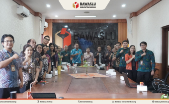 Foto Bersama Ketua Komisi Informasi Provinsi Bali