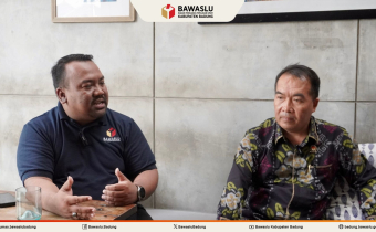 Foto Anggota Bawaslu Kabupaten Badung bersama Tokoh Masyarakat Desa Pererenan