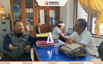 Rachmat Tamara sedang berdiskusi dengan pegawai kelurahan