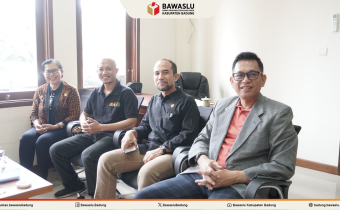 Drs. Eliazar Barus, M.Si. (kanan) berkunjung ke Bawaslu Badung