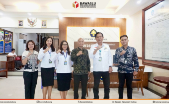Foto bersama Wakil Direktur III Politeknik Negeri Bali