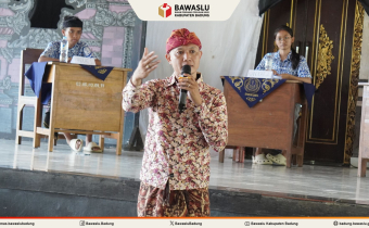I Wayan Semara Cipta Ketua Bawaslu Kabupaten Badung memberikan sambutan dalam debat calon ketua OSIS di SMPN 2 Kuta Utara