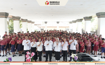 Foto Bawaslu Badung bersama siswa dan guru SMPN 2 Petang