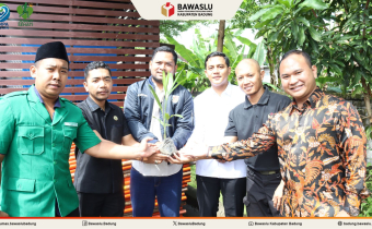 Penanaman bibit pohon