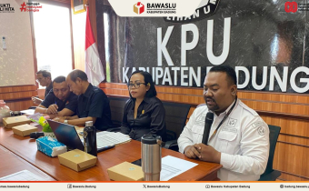 Anggota Bawaslu Badung memberikan tanggapan