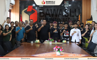 Foto Bersama Pimpinan Bawaslu Bali