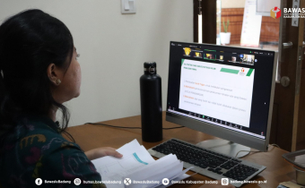sedang mengikuti pelatihan daring oleh Bawaslu Bali