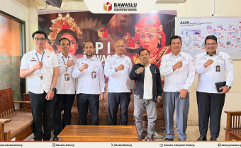 Foto bersama konsultasi JDIH ke Bawaslu Bali