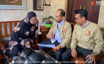 Kepala Sekretariat Bawaslu Badung, Drs. Firman Kurniawan sedang melakukan Uji Petik di salah satu rumah warga