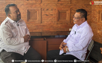 Anggota Bawaslu Badung, Rachmat Tamara berdialog bersama Perbekel Desa Gulingan