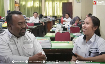 Anggota Bawaslu Kabupaten Badung Berdialog Bersama Salah Satu Guru di SMAN 1 Kuta