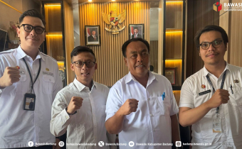 Foto bersama Anggota Bawaslu Badung serta Perbekel Desa Carangsari