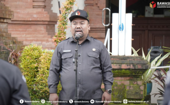 Anggota Bawaslu Badung, Rachmat Tamara memimpin Apel Senin