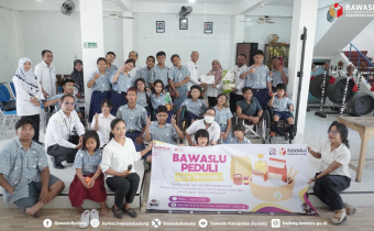 Foto bersama kegiatan Bawaslu Peduli 2026