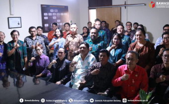 foto bersama pimpinan Bawaslu Kabupaten dan Kota se- Bali