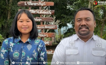 Foto siswi SMKN 1 Petang berdialog dengan Anggota Bawaslu Badung