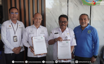 Foto bersama Ketua Bawaslu Badung dengan Kepala SMKN 1 Petang didampingi Kasubbag dan Wakasek SMKN 1 Petang