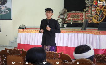 Anggota Bawaslu Kabupaten Badung, I Putu Hery Indrawan memaparkan materi di SLB Negeri 1 Badung