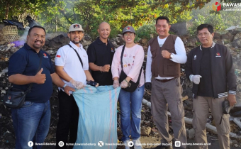 Bawaslu Badung dan Bawaslu Bali melaksanakan aksi bersih-bersih pantai Goa Lawah Klungkung