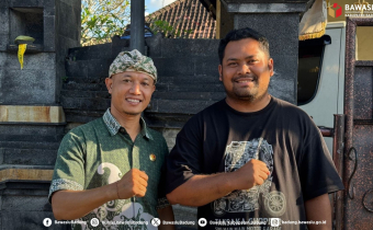 Foto Ketua Bawaslu Badung (kiri) bersama Sekretaris KNPI