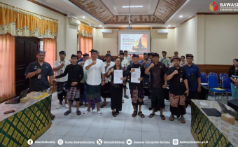 Foto bersama Bawaslu dengan Perangkat Desa Penarungan dalam MoU Program PEDESTAL (Perangkat Desa yang Netral)