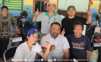 foto Anggota Bawaslu Badung, Rachmat Tamara bersama masyarakat pada saat perayaan Idul Adha 2026
