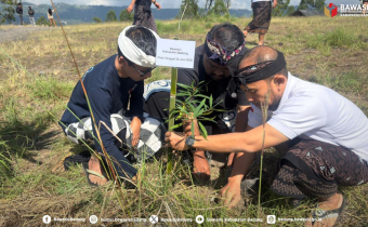 Pimpinan Bawaslu Kabupaten Badung melaksanakan penanaman pohon di area Pura Dasar Agung Batur (24/6/2026)