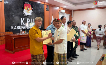 Ketua Bawaslu Kabupaten Badung, I Wayan Semara Cipta (kiri) menerima hasil Pleno PDPB Triwulan II Tahun 2026 dari Ketua KPU Badung, I Gusti Ketut Gede Yusa Arsana Putra (2/7/2026)