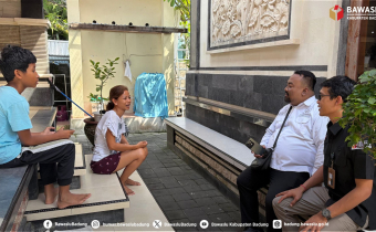 Anggota Bawaslu Badung, Rachmat Tamara melaksanakan Uji Petik PDPB di Wilayah Kuta, Rabu (29/7/2026)