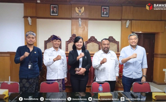Sesi Foto Bersama usai PKS Bawaslu Badung dengan Fakultas Hukum Universitas Udayana