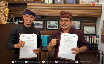 Foto Ketua Bawaslu Badung, I Wayan Semara Cipta (kiri) bersama Kepala SMK Negeri 1 Kuta Selatan (kanan) penandatanganan MoU GEMPAR, Kamis (13/8/2026)