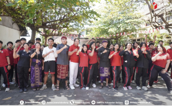 foto bersama siswa dan guru di SMA Dwijendra Bualu, Kamis (13 Agustus 2026)