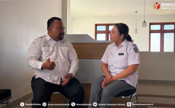 Anggota Bawaslu Kabupaten Badung, Rachmat Tamara (kanan) bersama Guru di SMKN 2 Kuta Selatan, Made Diah Ayu Lestari, S.Pd. (kanan) melaksanakan konsolidasi demokrasi, Rabu (19/8/2026)