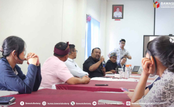 Anggota Bawaslu Badung, Rachmat Tamara melaksanakan pembinaan Pemilihan OSIS di SMAN 2 Abiansemal, (10/9/2026)