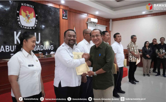 Anggota Bawaslu Badung, Rachmat Tamara menghadiri Pleno PDPB TW III Tahun 2026 di KPU Badung, Rabu (30/09/2026)