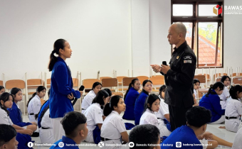 Ketua Bawaslu Badung memberikan pembekalan jelang Pemilihan OSIS di SMAN 3 Mengwi, (7/9/2026)