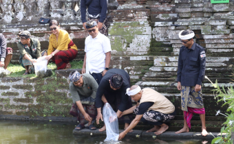 Pelepasan Benih ikan di Kolam Pura Taman Ayun