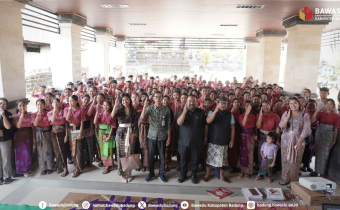 Sosialisasi pendidikan politik di SMPN 3 Petang, Kamis (22/10/2026)