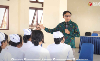 Anggota Bawaslu Badung, I Putu Hery Indrawan menjadi narasumber dalam Sosialisasi Pendidikan Politik di SMK Kesehatan Bali Khresna Medika, Rabu (28/10/2026)