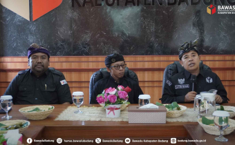 Bawaslu Kabupaten Badung menerima supervisi program hukum dari Anggota Bawaslu Bali, Gede Sutrawan, Kamis (29/10/26)