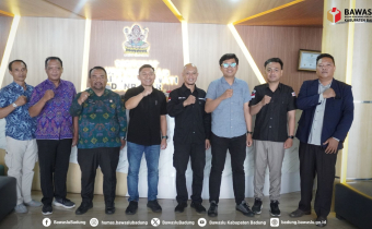 foto bersama Pimpinan Bawaslu Kabupaten Badung dan Dekanat FH Universitas Mahasaraswati, Jumat (30/10/2026)