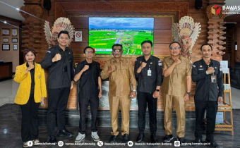 foto bersama bersama Perbekel Desa Gulingan, Senin (5 Oktober 2026)