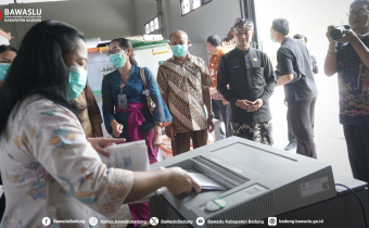 Pemusnahan arsip pasca bencana KPU Kabupaten Badung, Kamis (8/10/2026)