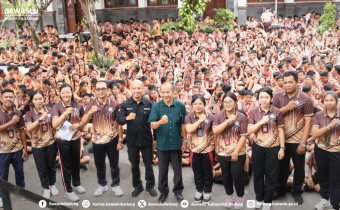 Foto Bersama usai Kegiatan kokurikuler bertema “Satu Suara, Sejuta Makna: Demokrasi untuk Masa Depan”, Jumat (23/10/2026).