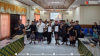 Foto bersama Bawaslu dengan Perangkat Desa Penarungan dalam MoU Program PEDESTAL (Perangkat Desa yang Netral)